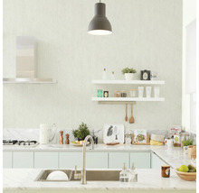 Lichte keuken met spoelbak, rekken en afzuigkap voor een overzichtelijke sfeer.