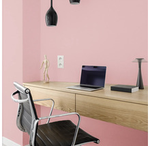 Werkplek met bureau, bureaustoel, lamp en laptop