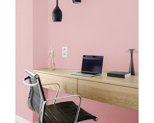 Werkplek met bureau, bureaustoel, lamp en laptop