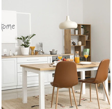 Lichte keuken met eettafel, stoelen, servies en decoratie voor een gezellige sfeer.
