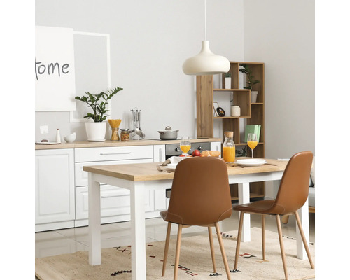 Lichte keuken met eettafel, stoelen, servies en decoratie voor een gezellige sfeer.