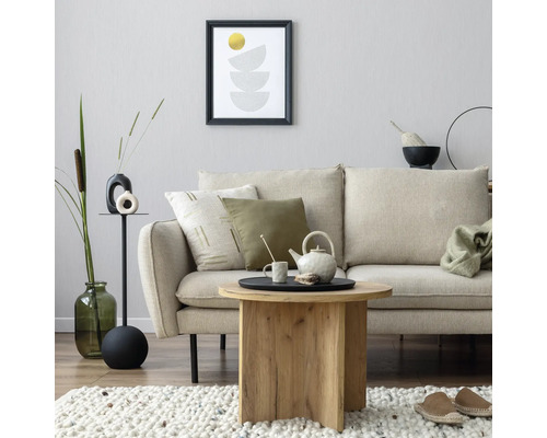 Woonkamerscène met bank, salontafel, decoratie en kunstwerk aan de muur voor een gezellige sfeer.