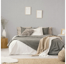 Slaapkamer met bed, nachtkastje en behang met patroon