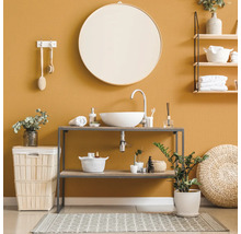 Badkamer met wastafel, spiegel en opbergrek