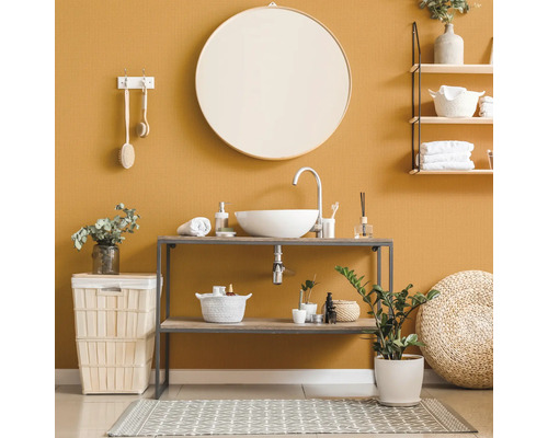 Badkamer met wastafel, spiegel en opbergrek