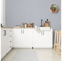 Lichte keuken met witte kasten, houten werkblad en minimalistische decoratie.