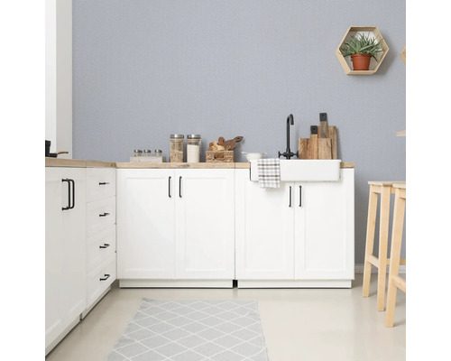 Lichte keuken met witte kasten, houten werkblad en minimalistische decoratie.