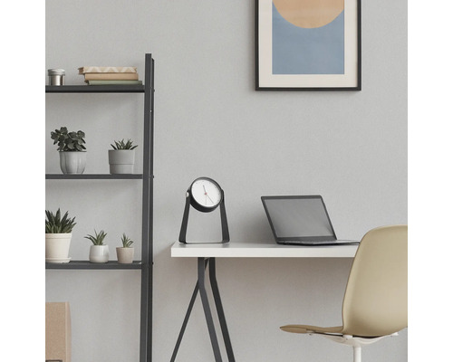 Interieurscène met bureau, tafelklok, rek en kamerplanten