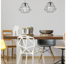 Eettafel met stoelen en decoratie onder twee hanglampen