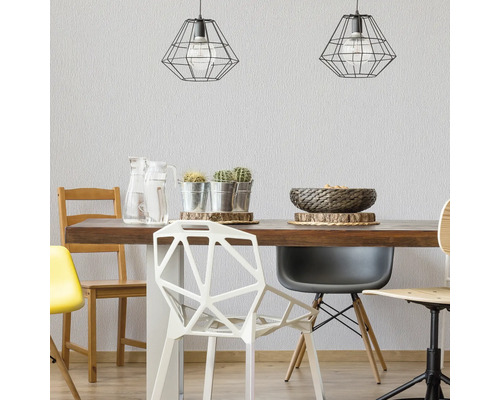Eettafel met stoelen en decoratie onder twee hanglampen