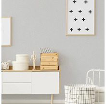 Lichte kamer met ladekast, decoraties en wasmand