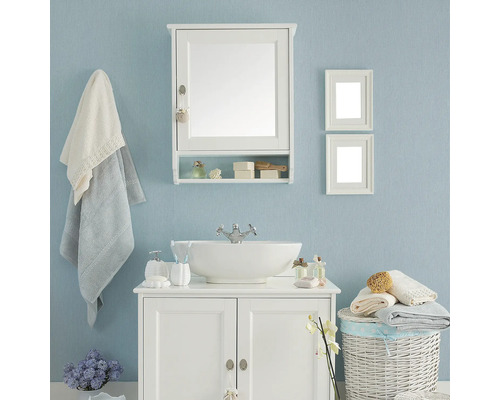 Lichte badkamer met wastafel, spiegel, kast en handdoeken voor een schone en georganiseerde sfeer.