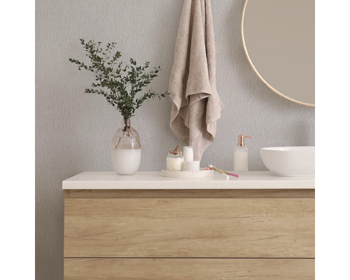 Badkamermeubel met wastafel, spiegel, handdoek en decoraties