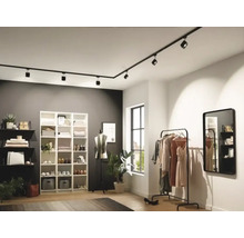 Moderne kleedkamer met flexibele railverlichting, rekkensysteem en kledingrek.