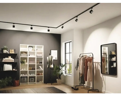 Moderne kleedkamer met flexibele railverlichting, rekkensysteem en kledingrek.