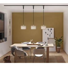 Eetkamer met eettafel, stoelen en een lichtinstallatie met drie hanglampen