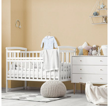 Babykamer met ledikant, commode en decoratie