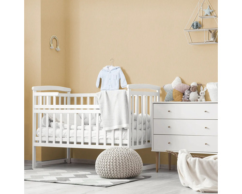Babykamer met ledikant, commode en decoratie