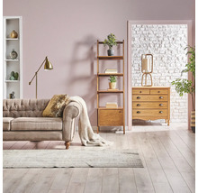 Woonkamer met bank, rek, commode en decoratieve elementen voor een gezellige sfeer.