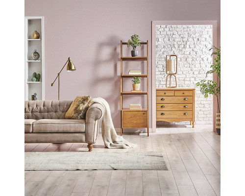 Woonkamer met bank, rek, commode en decoratieve elementen voor een gezellige sfeer.