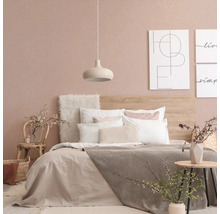 Gezellige slaapkamer met bed, nachtkastje en decoratieve elementen.