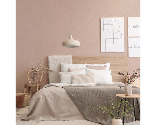 Gezellige slaapkamer met bed, nachtkastje en decoratieve elementen.