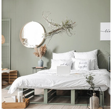 Lichte slaapkamer met tweepersoonsbed, ronde spiegels en decoratieve accessoires voor een vriendelijke sfeer.