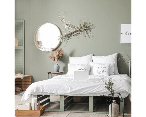 Lichte slaapkamer met tweepersoonsbed, ronde spiegels en decoratieve accessoires voor een vriendelijke sfeer.