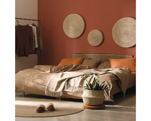 Slaapkamer met bed, wanddecoraties en planten