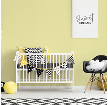 Kinderkamer met ledikant, stoel en wandbekleding