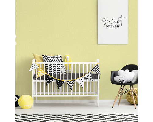 Kinderkamer met ledikant, stoel en wandbekleding