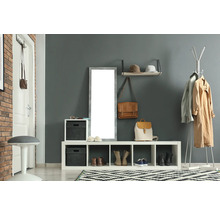 Entree met kapstok, spiegel, zitbank en schoenenrek voor georganiseerde opslag van jassen, schoenen en accessoires.