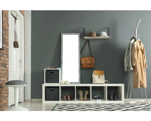 Entree met kapstok, spiegel, zitbank en schoenenrek voor georganiseerde opslag van jassen, schoenen en accessoires.