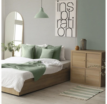 Slaapkamer met bed, nachtkastje en decoratie voor een gezellige sfeer