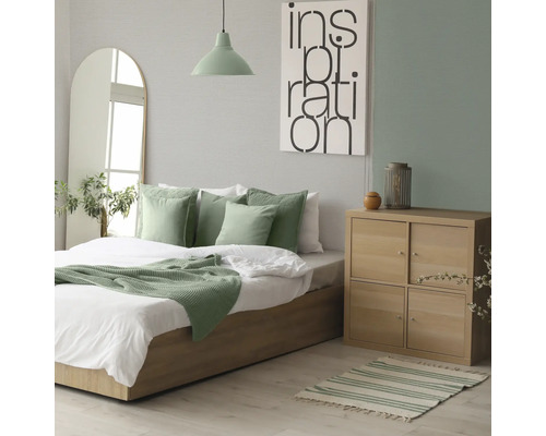 Slaapkamer met bed, nachtkastje en decoratie voor een gezellige sfeer