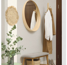 Hal met spiegel, wanddecoratie, kapstok en bank