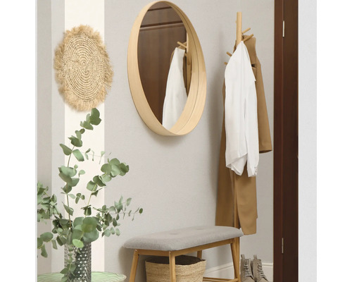 Hal met spiegel, wanddecoratie, kapstok en bank