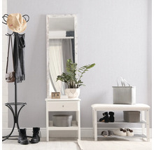 Hal met kapstok, spiegel, bijzettafel en schoenenbank voor georganiseerde opslag