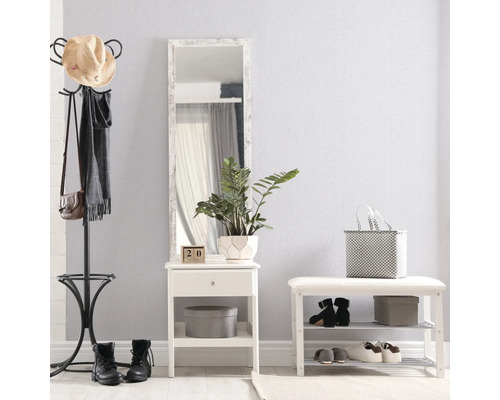 Hal met kapstok, spiegel, bijzettafel en schoenenbank voor georganiseerde opslag