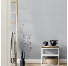 Decoratieve woonkamer met grove vezelbehang, ladder en bijzettafel