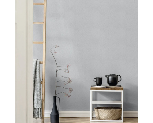Decoratieve woonkamer met grove vezelbehang, ladder en bijzettafel