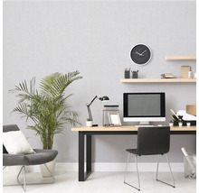 Kantoor met bureau, stoel, computer, lamp, plant en planken