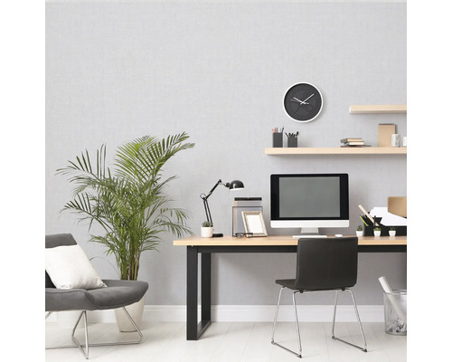 Kantoor met bureau, stoel, computer, lamp, plant en planken