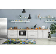 Moderne keuken met witte kasten, roestvrijstalen koelkast en geometrisch tapijt