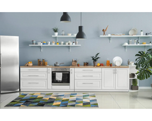 Moderne keuken met witte kasten, roestvrijstalen koelkast en geometrisch tapijt