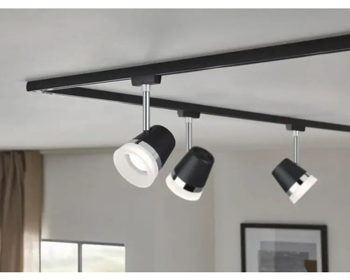 Plafondlamp met drie spots op een rail