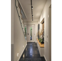 Hal met trap, verlichting en zitbank
