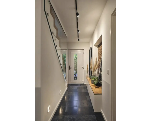 Hal met trap, verlichting en zitbank