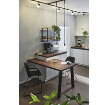 Lichte keuken met eettafel, stoelen, keukenapparatuur en verlichtingssysteem