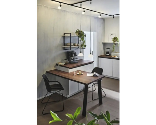 Lichte keuken met eettafel, stoelen, keukenapparatuur en verlichtingssysteem